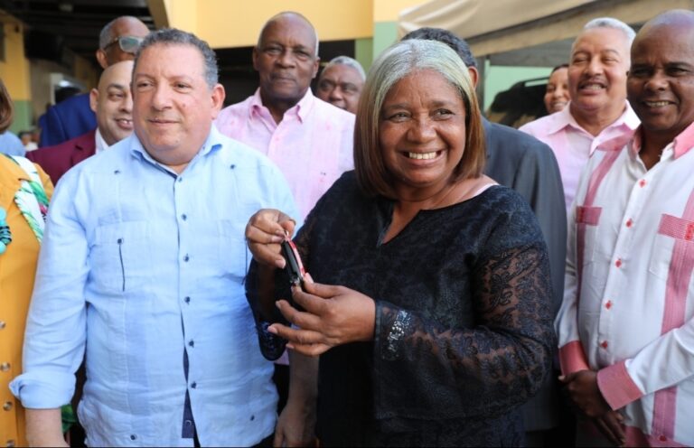 Coopnama entrega premios a delegados ganadores de una rifa sorpresa