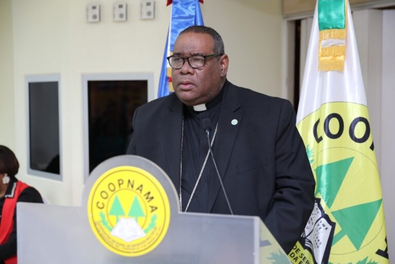 Obispo de Higüey destaca becas de COOPNAMA como una de las más importantes del país